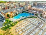 Hotel s bazénem a pláží