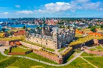 Zámek Kronborg u nejkratšího přejezdu Oresundskou úžinou