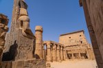 Sochy faraonů v egyptském chrámu Luxor