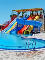 Skluzavky u sesterského hotelu Empire Beach