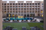 Budova hotelu s bazénem 