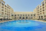 Budova hotelu s bazénem 