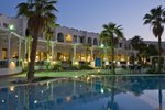 Noční hotel s bazénem