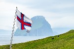Národní vlajka Faerských ostrovů, autonomní oblasti Dánska, na ostrově Koltur
