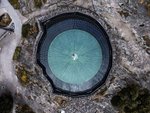 Záběr dronem kostelu Temppeliaukio v Helsinkách