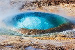 Gejzír Strokkur před výbuchem