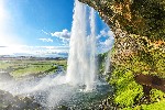 Za vodní stěnou vodopádu Seljalandsfoss