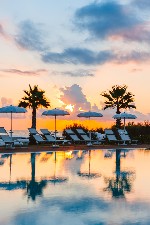 Západ slunce u bazénu