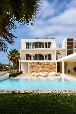 Pohled na hotel s bazénem