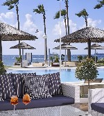 Venkovní posezení u bazénu