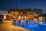 Večerní pohled na bar u bazénu