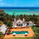 Budova hotelu s bazénem 