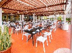 Venkovní sezení u bufetové restaurace