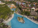 Letecký pohled na hotel a bazény 