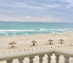 Výhled z balkonu na pláž