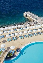 Bazén a molo se schůdky do moře