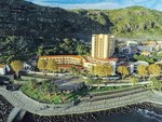 Letecký pohled od moře na hotel s promenádou