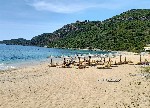 Pláž s lehátky