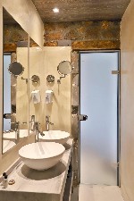 Pokoj Superior, výhled do zahrady - koupelna