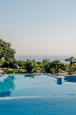 Hlavní bazén s výhledem na moře