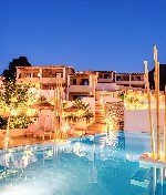 Večerní pohled na bazén