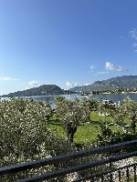 Výhled přes zahradu na moře