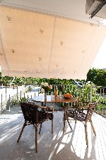 Balkon zastíněný markýzou