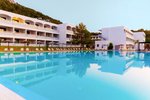 Večerní pohled na hotel s bazénem