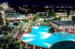 Noční pohled na hotel a bazén