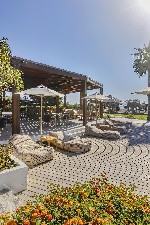 Lehátka s slunečníky