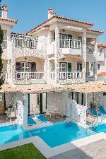 Pokoje se sdíleným bazénem