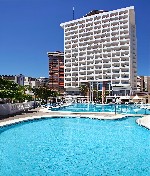 Bazén a budova hotelu