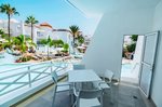 Balkon pokoje s přímým vstupem do bazénu