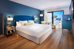 Pokoj s výhledem na bazén