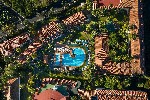 Letecký pohled na hotel s bazénem 