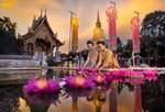 Festival Loy Krathong a květinové plavidlo krathong