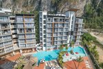 Budova hotelu s bazénem 