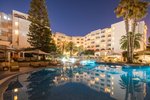 Večerní pohled na hotel s bazénem