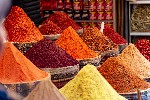 Vyhlášený prodej koření na istanbulském trhu