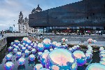 Umělecké instalace poblíž přístavu, Liverpool