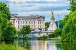 Buckingham palace cestou od zámeckých zahrad