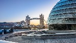 Tower Bridge a budova radnice
