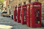 Všudy přítomné červené telefonní budky