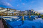 Noční hotel s bazénem