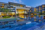 Noční hotel s bazénem