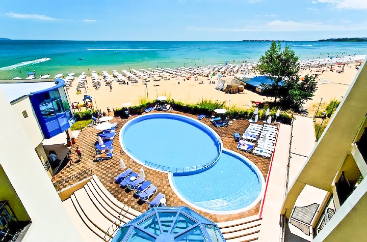 Pohled na bazén a na pláž