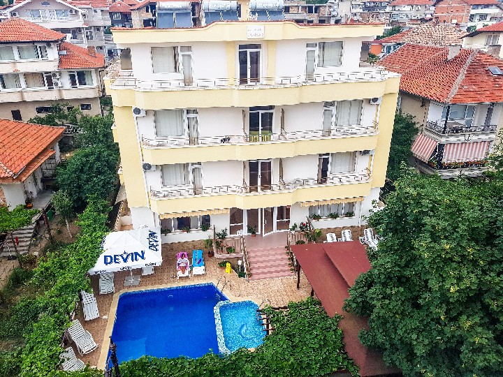 Vedlejší budova s bazénem