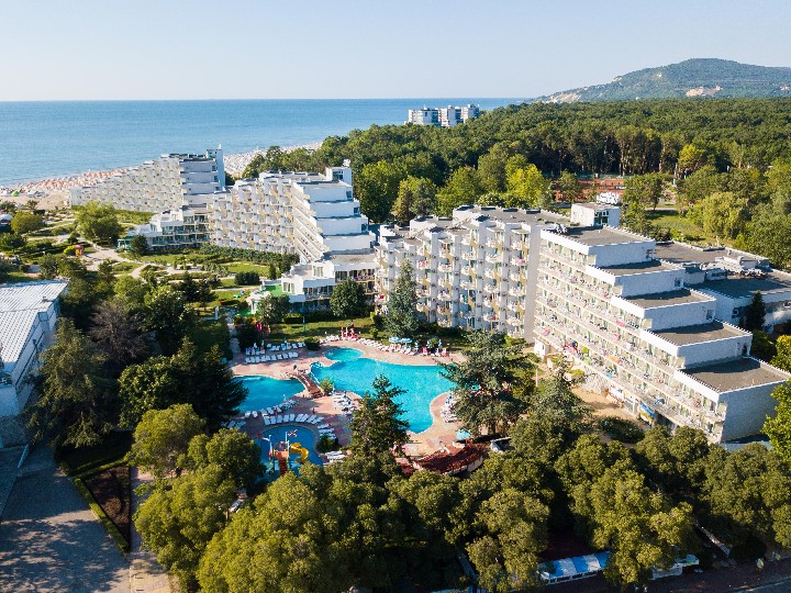 Pohled na hotel (vpravo) a moře