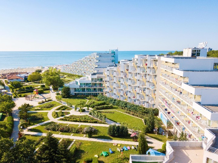 Pohled na hotel a moře (vpravo)