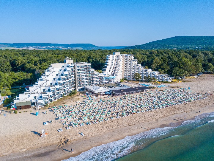 Hotel Slavuna (vlevo) s pláží
